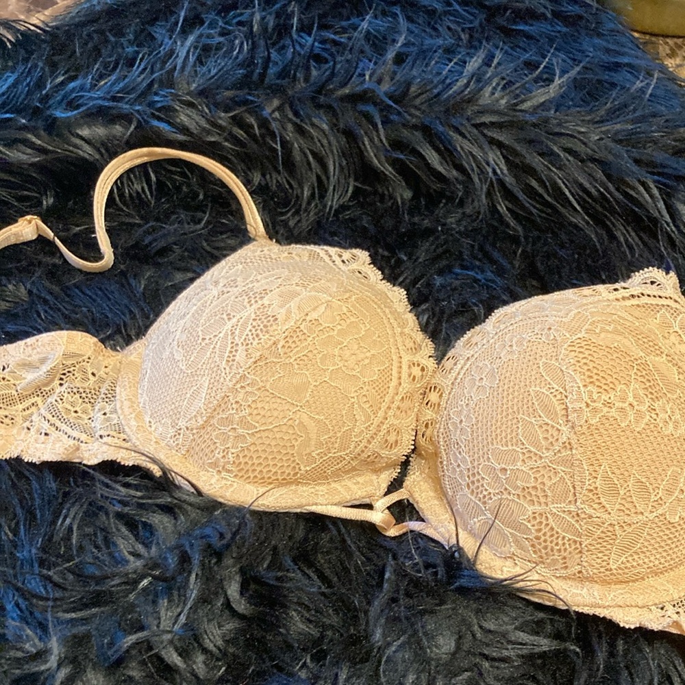Victoria's Secret Cream Lace Bra with Scalloped Detailing